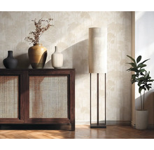 Wohnzimmer Szene mit Kommode, Vasen, Stehlampe und Zimmerpflanze