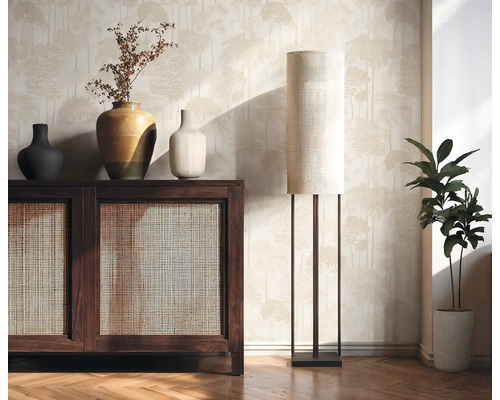Wohnzimmer Szene mit Kommode, Vasen, Stehlampe und Zimmerpflanze