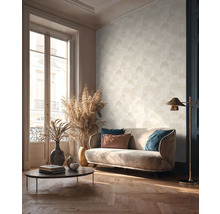 Wohnzimmer mit Sofa, Tisch und gemusterter Tapete
