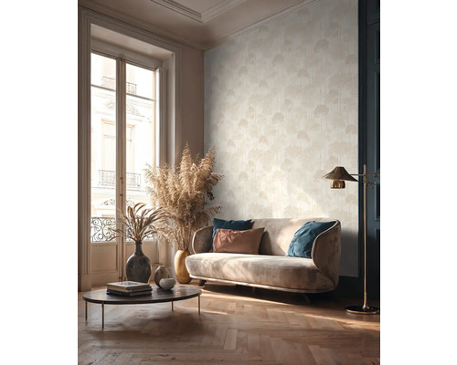 Wohnzimmer mit Sofa, Tisch und gemusterter Tapete
