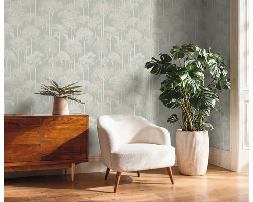 Wohnraum mit Baum Tapete, Kommode, Sessel und Topfpflanzen für eine gemütliche Atmosphäre