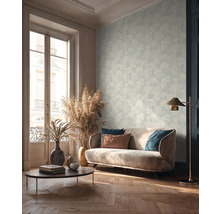Wohnzimmer mit Sofa, Couchtisch, Stehlampe und Tapete mit Baummuster
