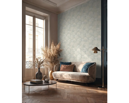 Wohnzimmer mit Sofa, Couchtisch, Stehlampe und Tapete mit Baummuster