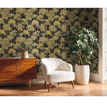 Wohnraum mit Kommode, Sessel, Zimmerpflanze und Tapete mit Baumdesign