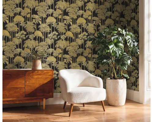 Wohnraum mit Kommode, Sessel, Zimmerpflanze und Tapete mit Baumdesign