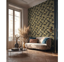 Wohnzimmer mit Sofa, Couchtisch und gemusterter Tapete