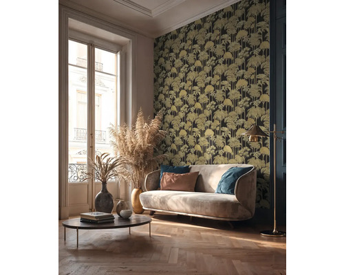 Wohnzimmer mit Sofa, Couchtisch und gemusterter Tapete