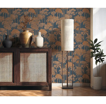 Wohnzimmer mit dunklem Holzschrank, verschiedenen Vasen, Stehlampe und blauer Tapete mit Baumdruck