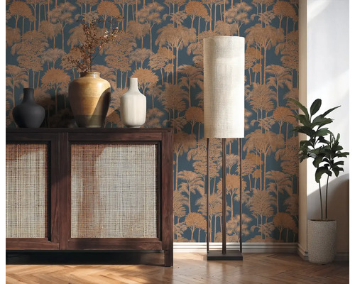 Wohnzimmer mit dunklem Holzschrank, verschiedenen Vasen, Stehlampe und blauer Tapete mit Baumdruck