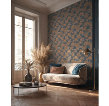 Wohnzimmer mit Sofa, Couchtisch, Stehlampe und Wandtapete mit Baummuster
