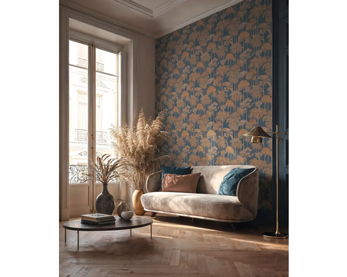 Wohnzimmer mit Sofa, Couchtisch, Stehlampe und Wandtapete mit Baummuster