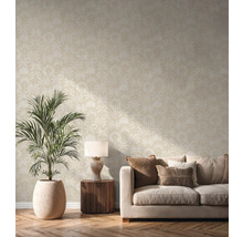 Wohnzimmer mit beiger Palmen-Tapete, Sofa, Beistelltisch und Zimmerpflanze