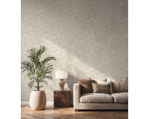 Wohnzimmer mit beiger Palmen-Tapete, Sofa, Beistelltisch und Zimmerpflanze