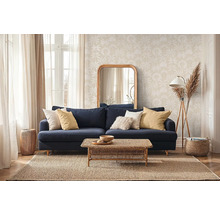 Wohnzimmer mit blauem Sofa, Holztisch, Spiegel und Teppich