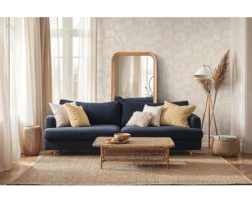 Wohnzimmer mit blauem Sofa, Holztisch, Spiegel und Teppich