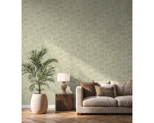 Wohnzimmer mit Couch, Beistelltisch, Lampe, Zimmerpflanze im Topf und Tapete mit Palmenmuster
