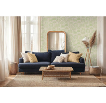 Wohnzimmer mit Sofa, Tisch, Spiegel und Tapete mit Palmenmuster