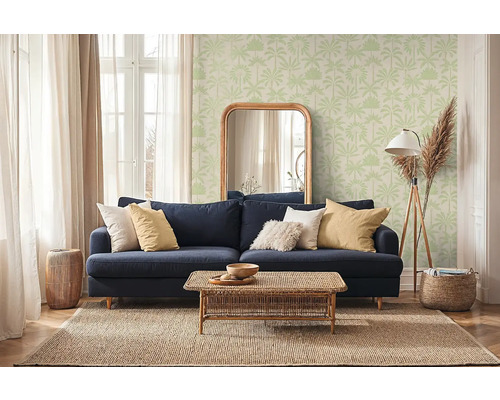 Wohnzimmer mit Sofa, Tisch, Spiegel und Tapete mit Palmenmuster