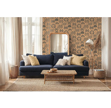 Wohnzimmer mit blauem Sofa, Holztisch, Spiegel und gemusterter Tapete