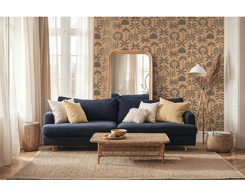 Wohnzimmer mit blauem Sofa, Holztisch, Spiegel und gemusterter Tapete