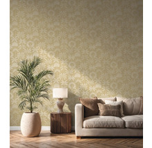 Wohnzimmer mit gemusterter Tapete, Sofa, Tischlampe und Zimmerpflanze