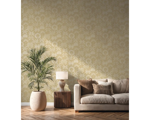 Wohnzimmer mit gemusterter Tapete, Sofa, Tischlampe und Zimmerpflanze