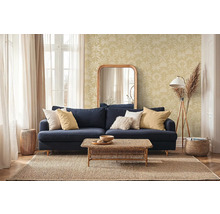 Wohnzimmer mit blumiger Tapete, Sofa, Spiegel und Teppich