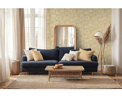 Wohnzimmer mit blumiger Tapete, Sofa, Spiegel und Teppich