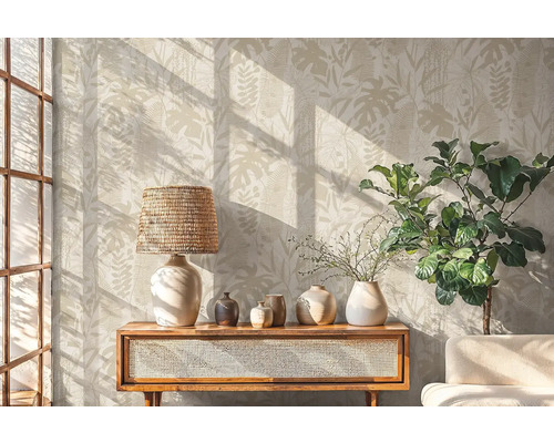 Wohnzimmer mit botanischer Tapete, Lampe, Dekoration und Pflanze auf einem Holzschrank.
