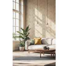 Helles Wohnzimmer mit gemusterter Tapete, Sofa, Couchtisch und Zimmerpflanzen
