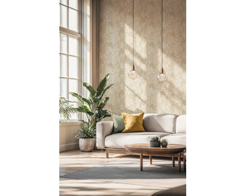 Helles Wohnzimmer mit gemusterter Tapete, Sofa, Couchtisch und Zimmerpflanzen