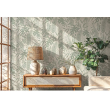 Wohnraum mit botanischer Tapete, Tisch mit Lampe und Dekoration