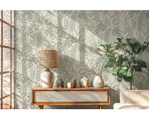 Wohnraum mit botanischer Tapete, Tisch mit Lampe und Dekoration