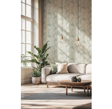 Helles Wohnzimmer mit gemusterter Tapete, Sofa, Tisch und Zimmerpflanzen.