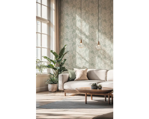 Helles Wohnzimmer mit gemusterter Tapete, Sofa, Tisch und Zimmerpflanzen.