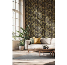 Wohnzimmer mit gemusterter Tapete, Sofa und Zimmerpflanzen