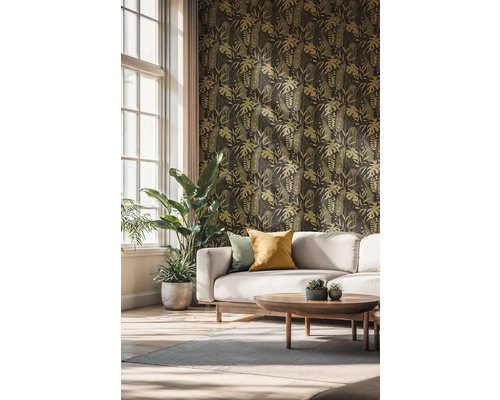 Wohnzimmer mit gemusterter Tapete, Sofa und Zimmerpflanzen