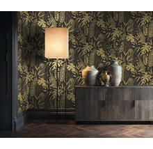 Dekoratives Interieur mit einer gemusterten Tapete mit Pflanzenmotiven, einer Stehlampe und einem Holzschrank