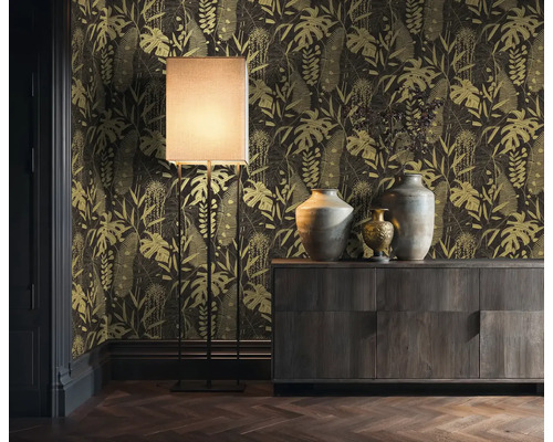 Dekoratives Interieur mit einer gemusterten Tapete mit Pflanzenmotiven, einer Stehlampe und einem Holzschrank