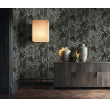 Dekoratives Zimmer mit exotischer Tapete, Stehlampe und Holzkommode