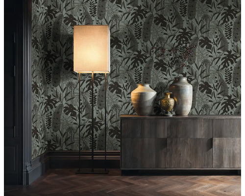 Dekoratives Zimmer mit exotischer Tapete, Stehlampe und Holzkommode