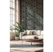 Wohnzimmer mit Sofa, Couchtisch und botanischer Tapete