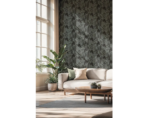 Wohnzimmer mit Sofa, Couchtisch und botanischer Tapete