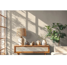 Wohnzimmer-Szene mit Lampe, Vasen, Pflanze und Kommode