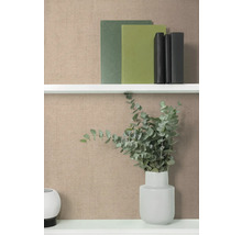 Dekoratives Regal mit Büchern und Vase mit Eukalyptus