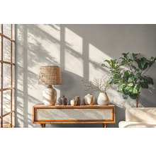 Helles Wohnzimmer mit Konsole, Lampe, Vasen und Zimmerpflanze