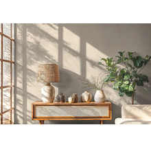 Wohnzimmer mit Lampe, Vasen, Pflanze und Holzkommode