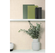 Dekoratives Regal mit Büchern und Eukalyptus in Vase