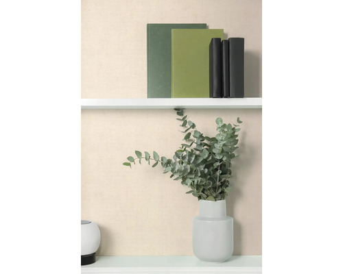 Dekoratives Regal mit Büchern und Eukalyptus in Vase