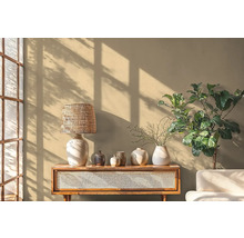 Dekoratives Interieur mit Tischlampe, Vasen, Pflanze und Holzkonsole